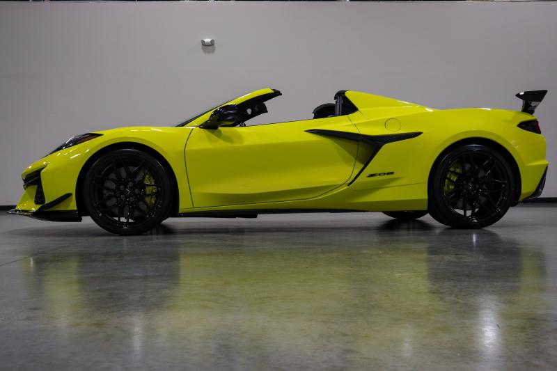 2023 ACCELERATE YELLOW Chevy Corvette Convertible